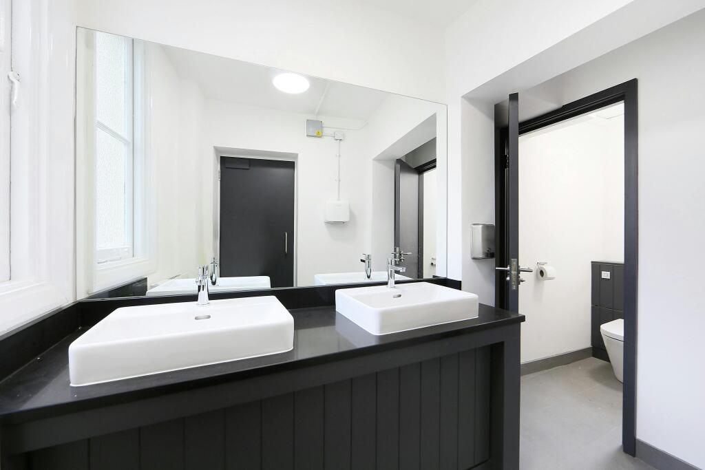 Bathroom 2.jpg