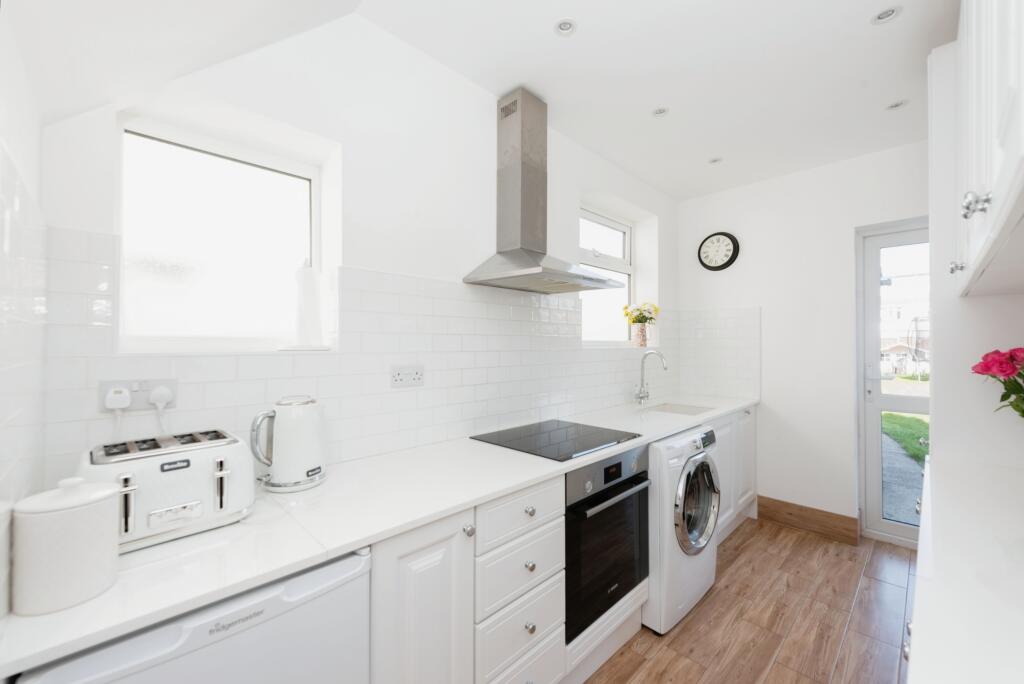 Dene Avenue, Hounslow, TW3 photo 3