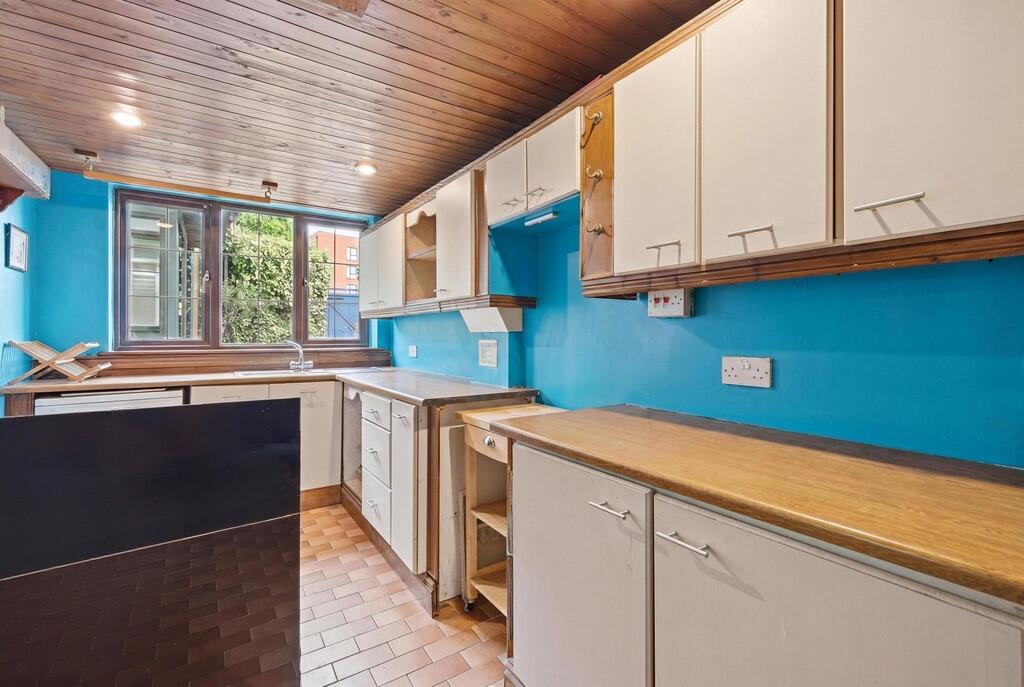 House in Broxbourne, Hertfordshire - View 3