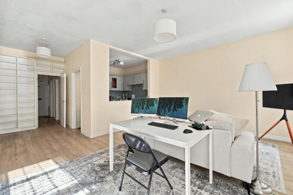 Apartment in East Hertfordshire, Hockerill, Bishop's Stortford - View 2