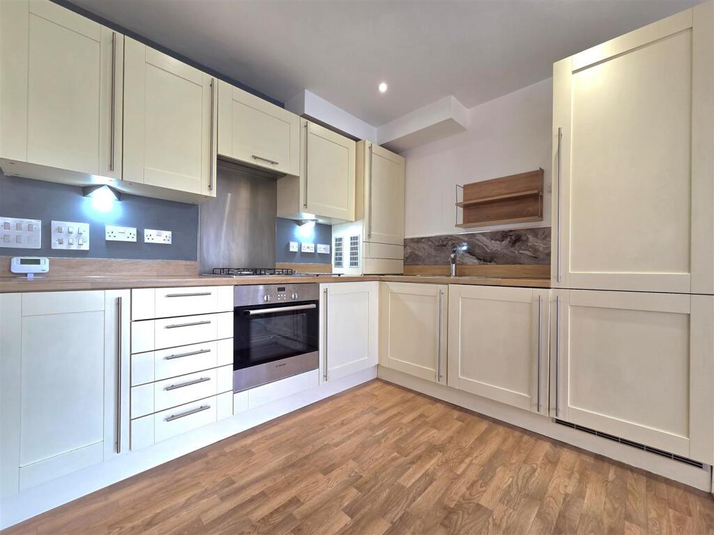 Apartment in Gloucester, Gloucestershire - View 5
