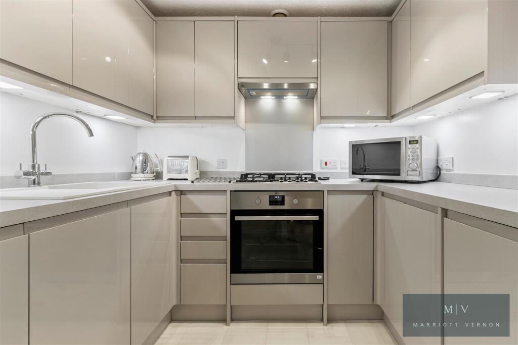 2-bed flat on Haling Park Road, South Croydon, £270,000