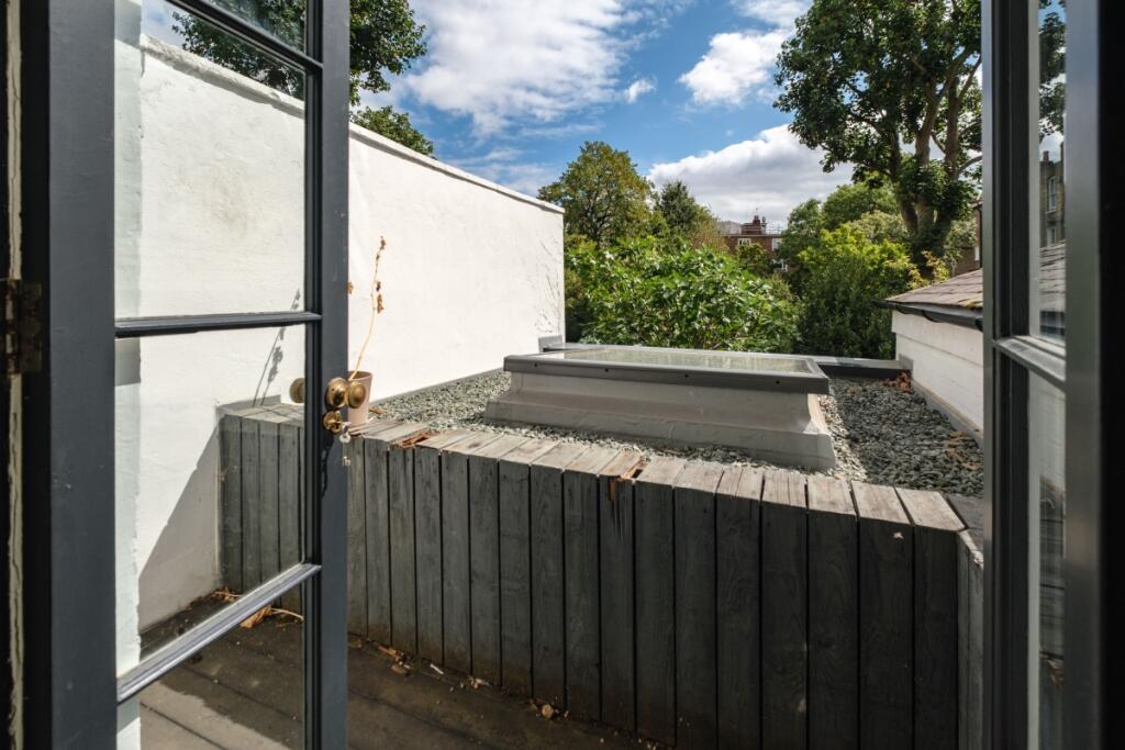 House in London - View 5