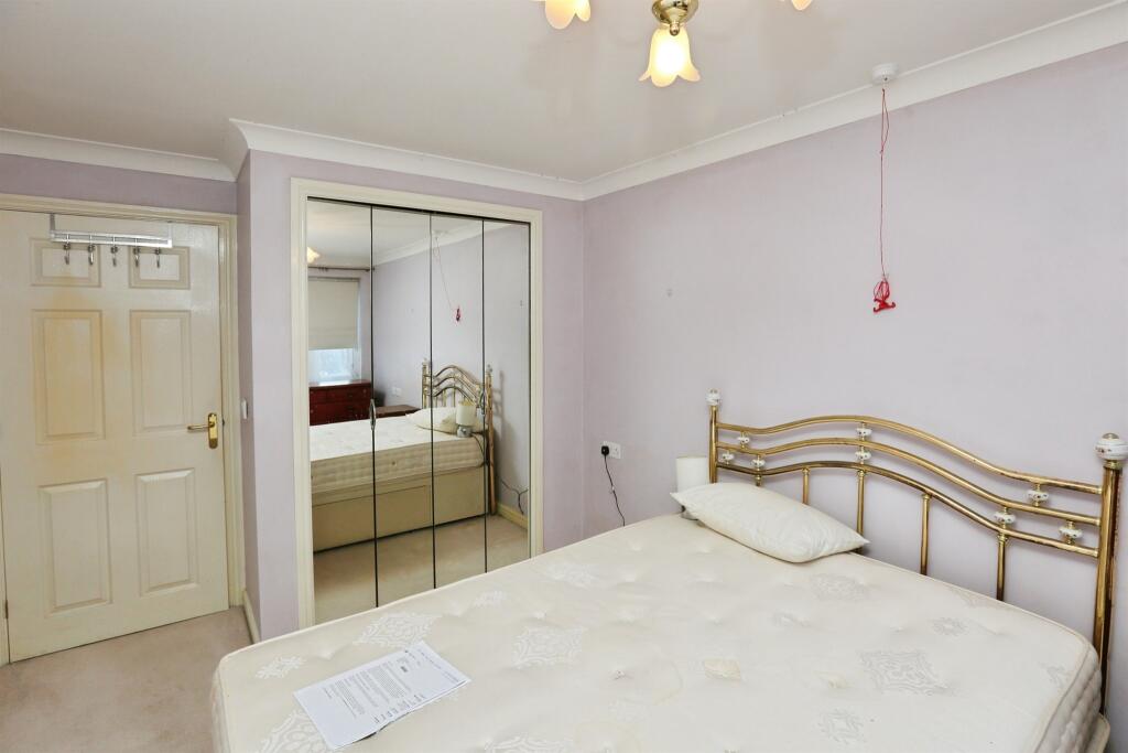 Apartment in Eastleigh, Hedge End - More