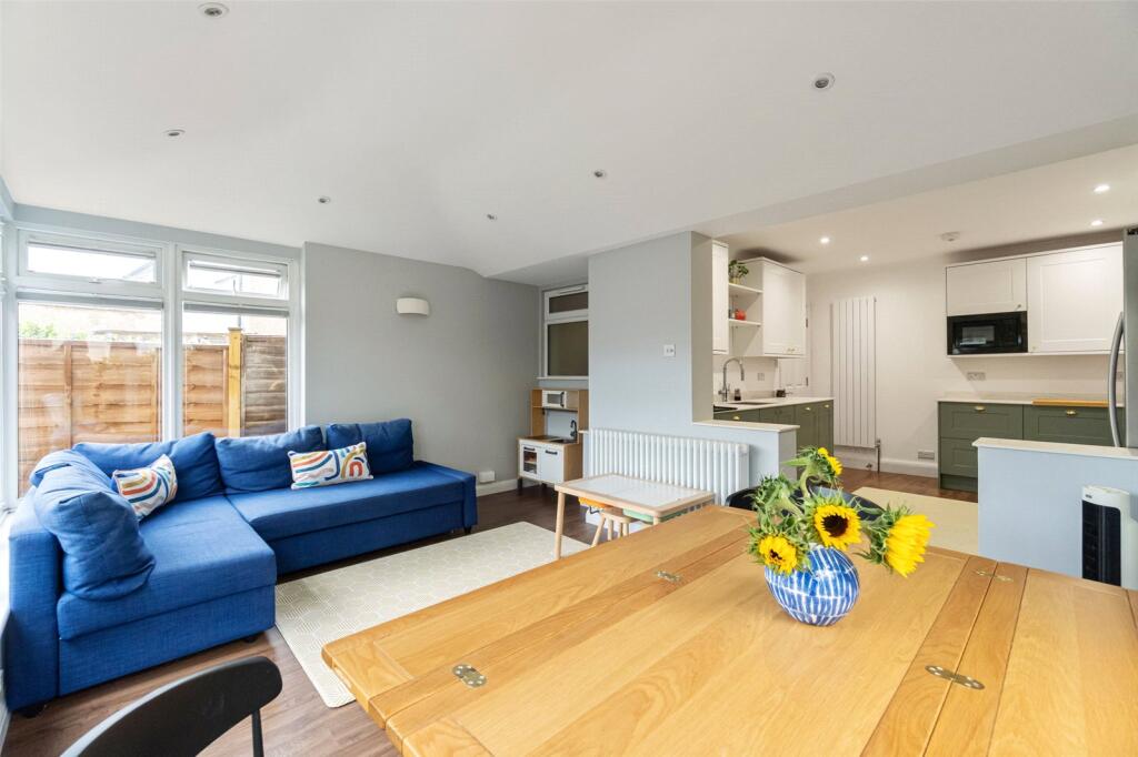 House in London, Hampton - View 5