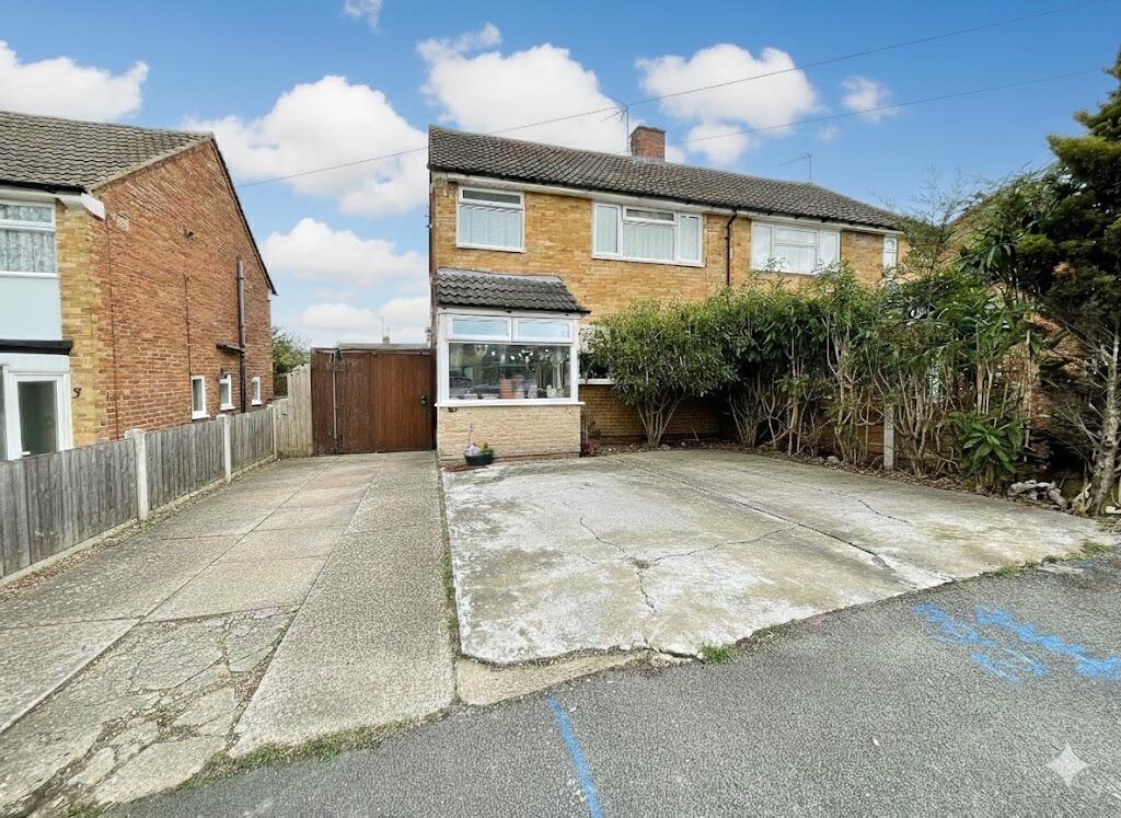 3-bed semi-detached on Clifford Crescent, Luton, Bedfordshire, LU4 9HR, £350,000