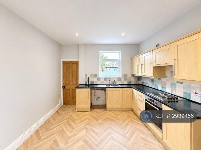 House in Barnsley, Birdwell - More