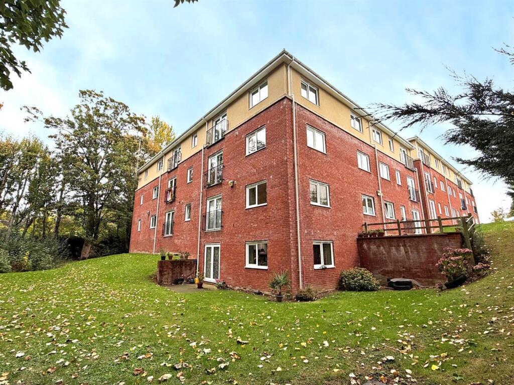 3-bed flat on Radbrook Hall Court, Radbrook, Shrewsbury, £235,000