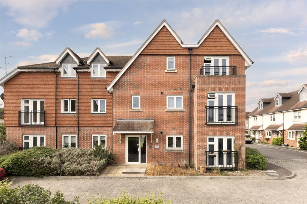 1-bed flat on Raynham Close, Guildford, Surrey, GU4, £250,000