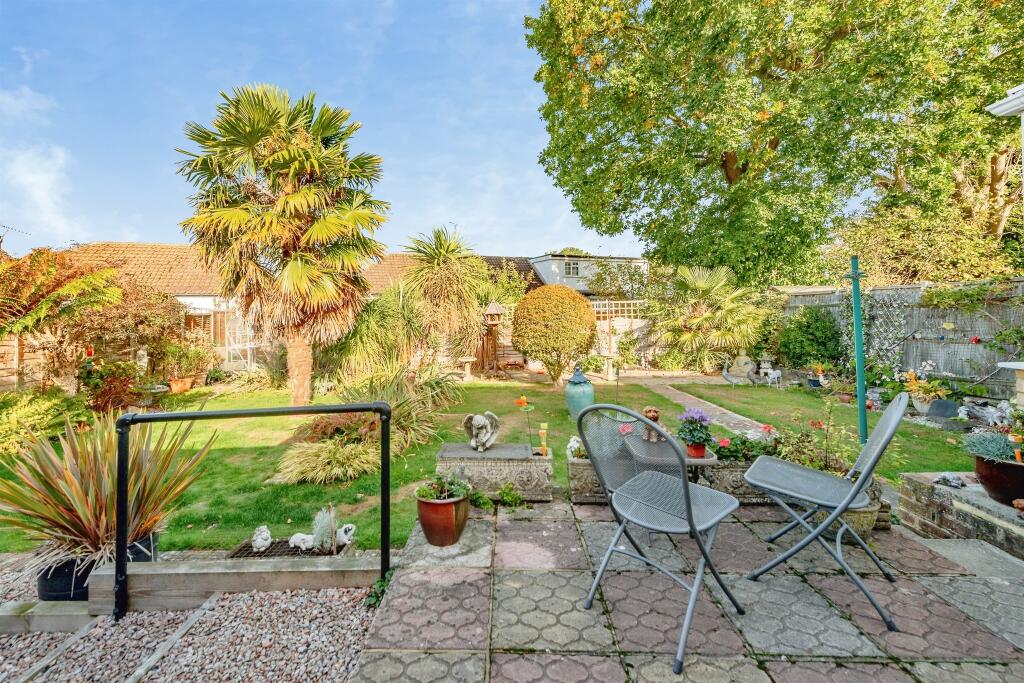 Blundell Avenue, Horley photo 2