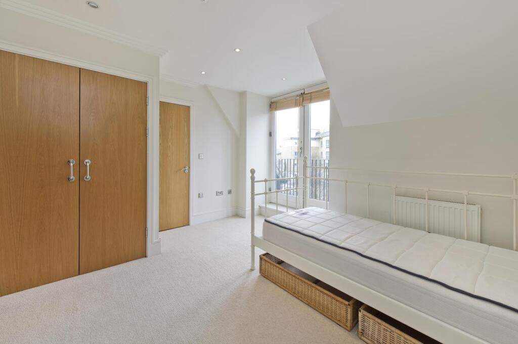 House in Twickenham - More