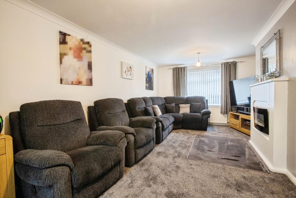 Regina Crescent, WAKEFIELD, West Yorkshire, WF4 photo 3