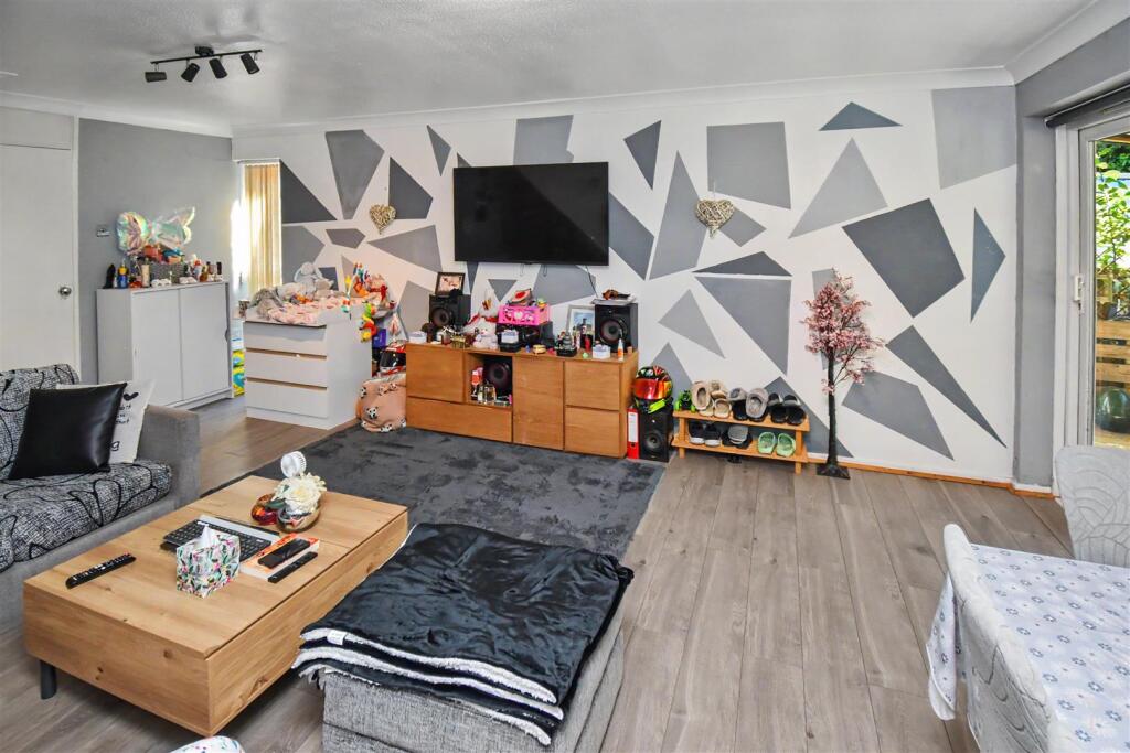 NN18 Minden Close, Corby - View 3