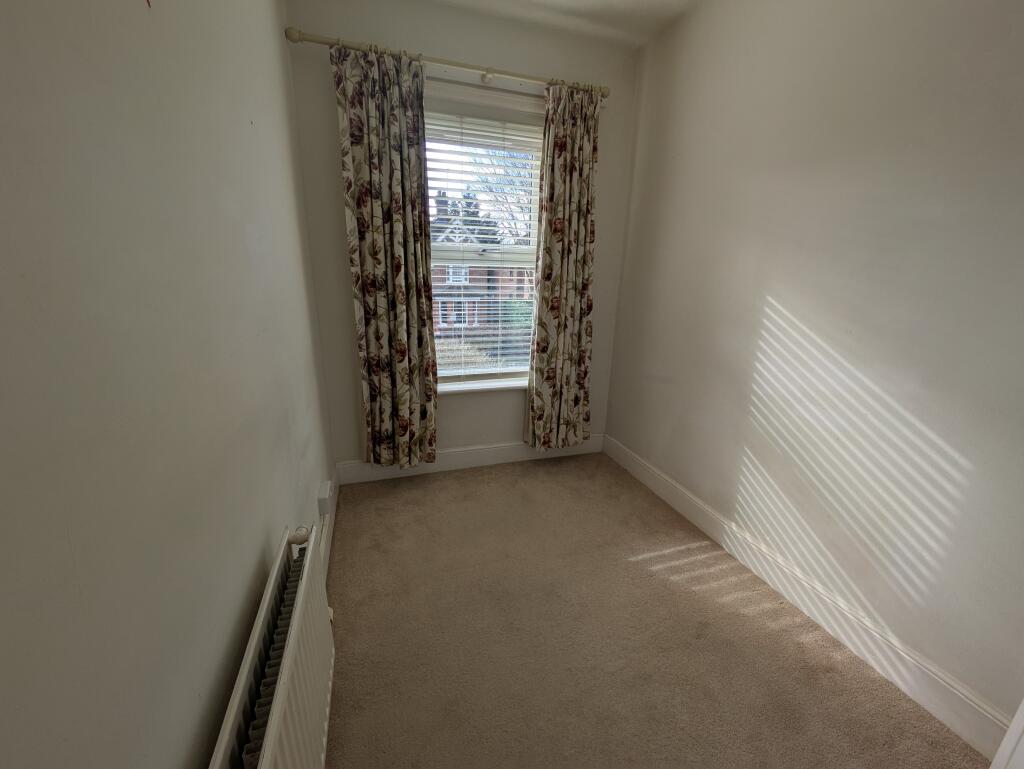 Apartment in Crawley, Southgate - View 4
