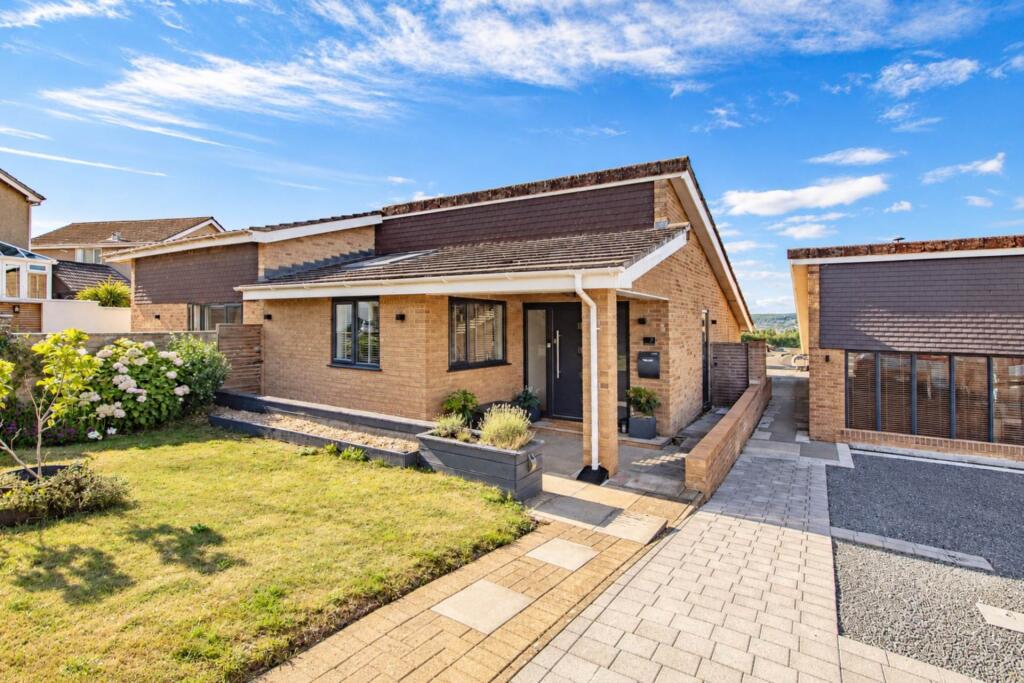 **Bleadon Hill**Beautifully Presented**Large Corner Plot**Super Views**double Garage & Parking**