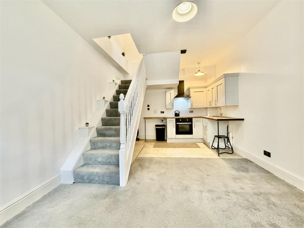 House in Huddersfield - View 2