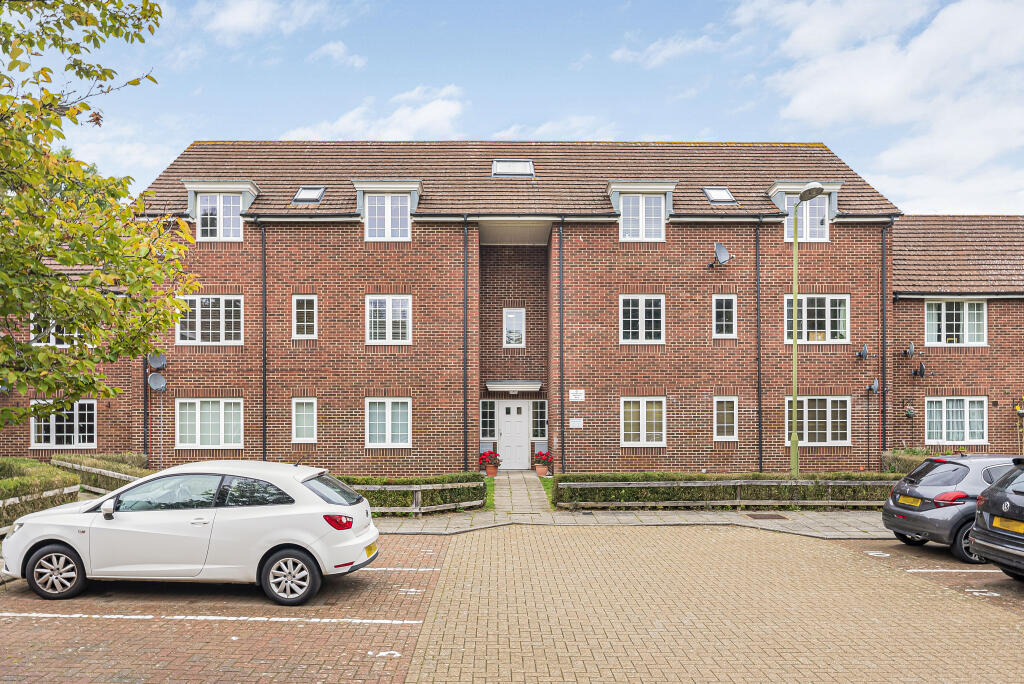 2-bed flat on Amethyst Walk, Welwyn Garden City, Hertfordshire, AL8, £290,000