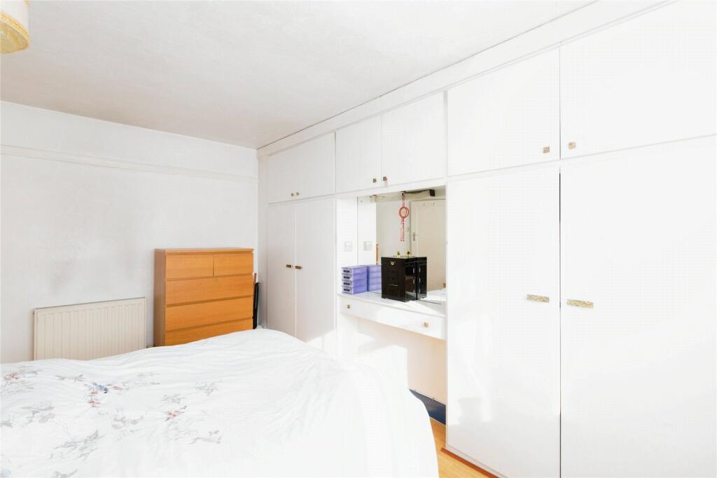 House in Ilford, Clayhall - More