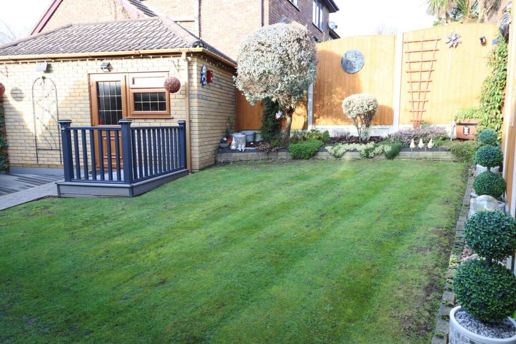 St Marys Drive, Benfleet, SS7 photo 4