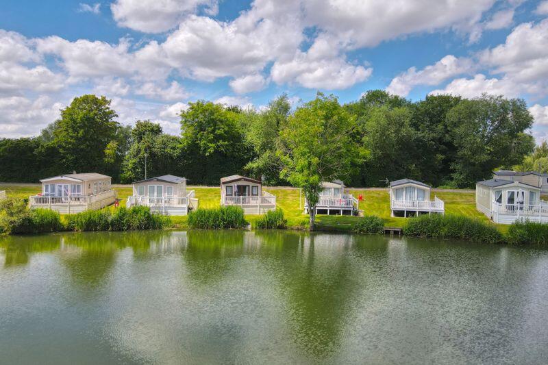 2-bed detached on Mallard Lake, Cotswold Hoburne, Cotswold Water Park, £40,000