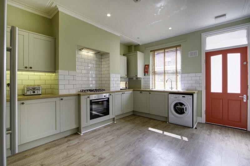 6 bedroom terraced house for rent