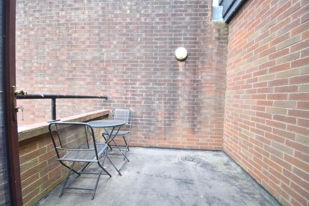 Apartment in Gloucester - More