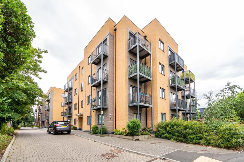 Main image of property: Thatcham House, Clivemont Road, SL6 7BW, Maidenhead, SL6