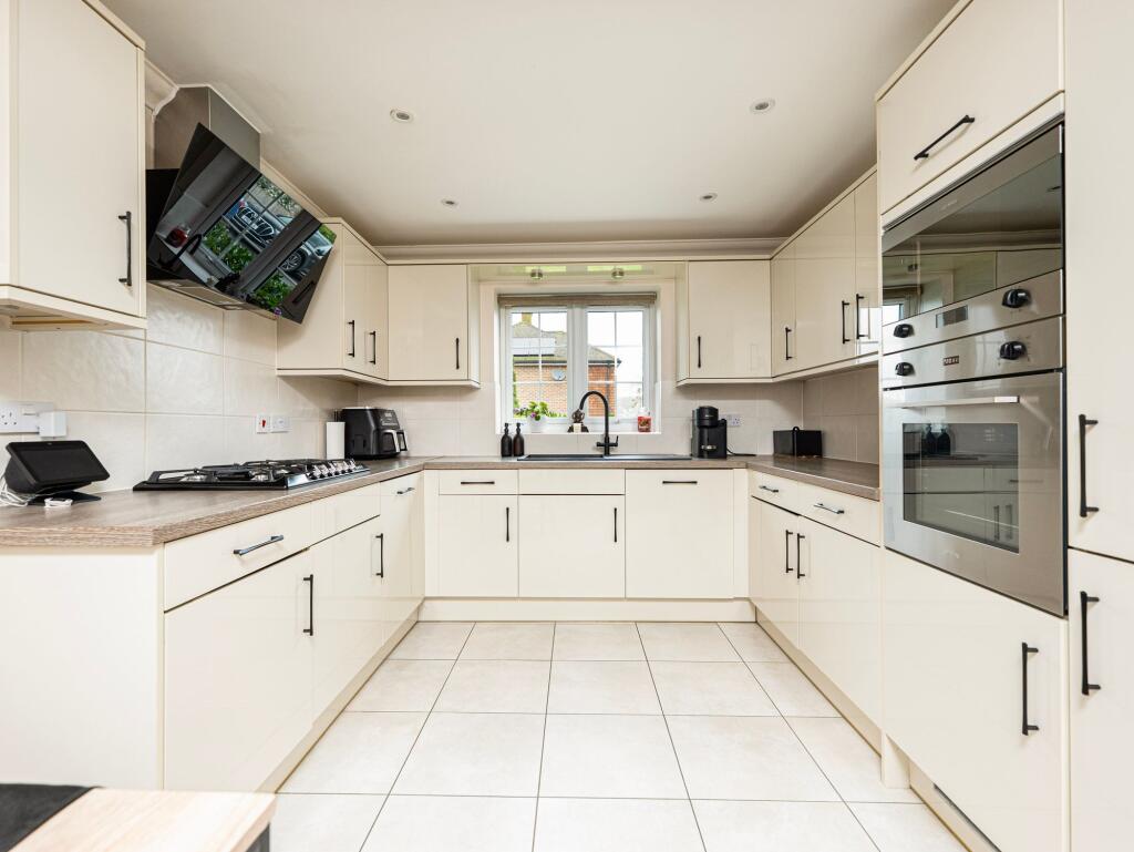 Welcombes View, Coulsdon, CR5 - View 5