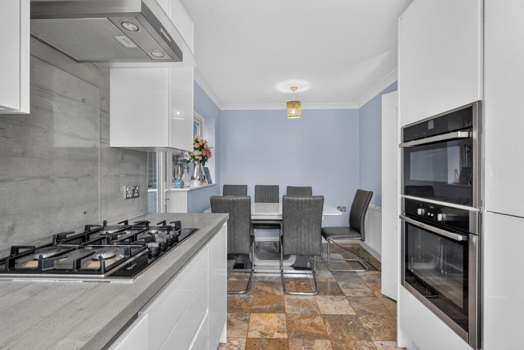 House in Castle Point, Thundersley - More