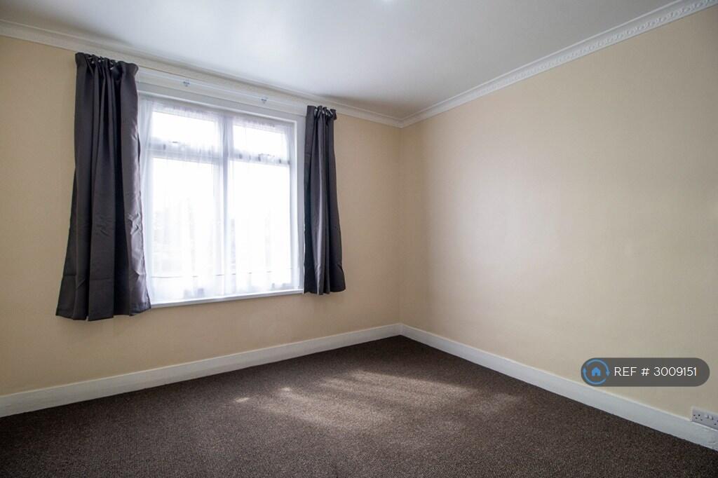 Apartment in Ilford - View 5