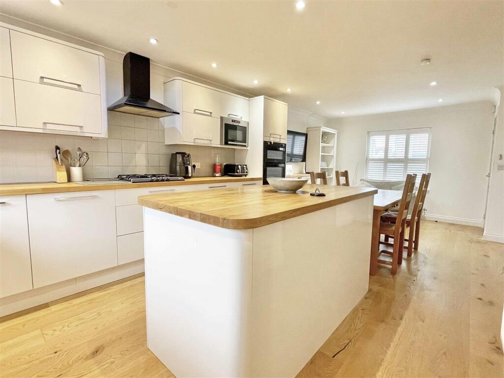 House in Chelmsford, Chancellor Park, Chelmer - View 3