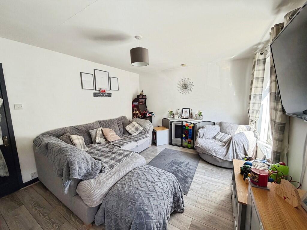 Apartment in Westbury, Leigh Park - View 4