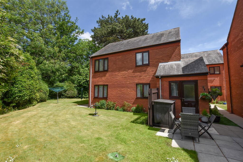 2-bed apartment on Eastham Village Road, Eastham, £105,000