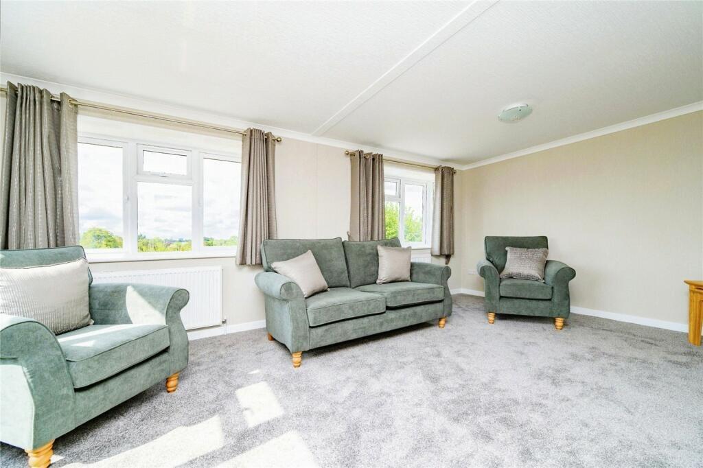 Two Bed Park Home, Hillcrest Residential Park, Manor Road, Luton, Bedfordshire, LU1 4DP photo 3