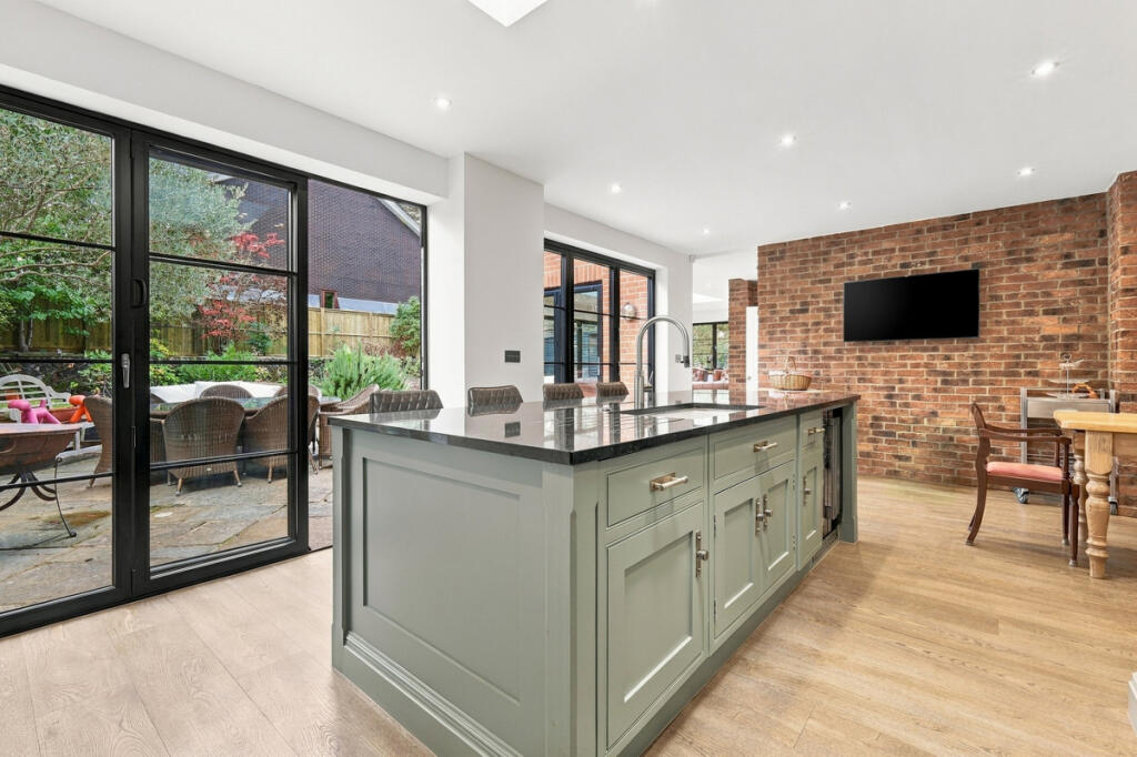 Connaught Avenue, Loughton, IG10 photo 4