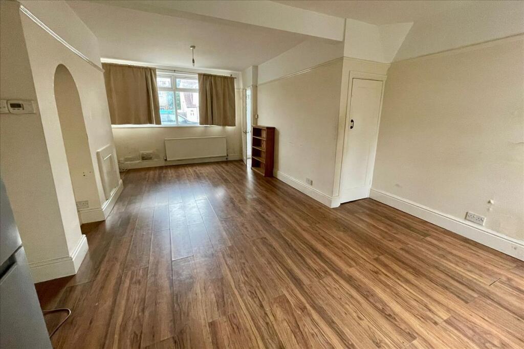 The Drive, Feltham, Middlesex, TW14 photo 3