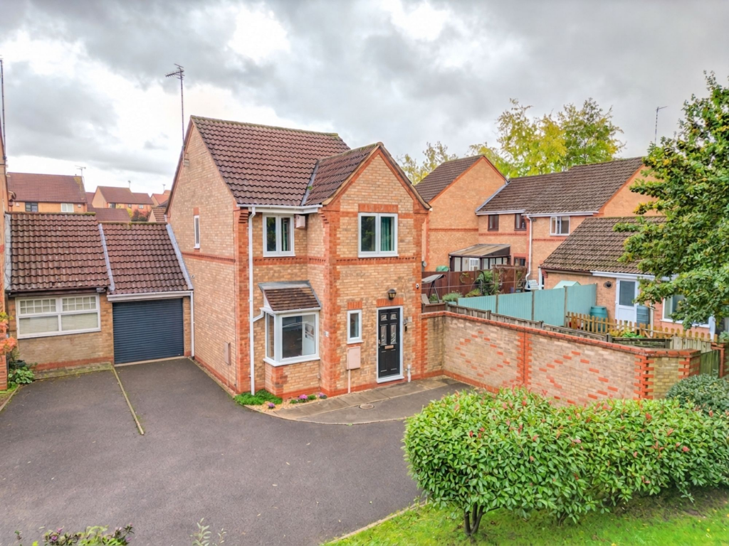 3-bed detached on Gold Close, Nuneaton, CV11, £280,000