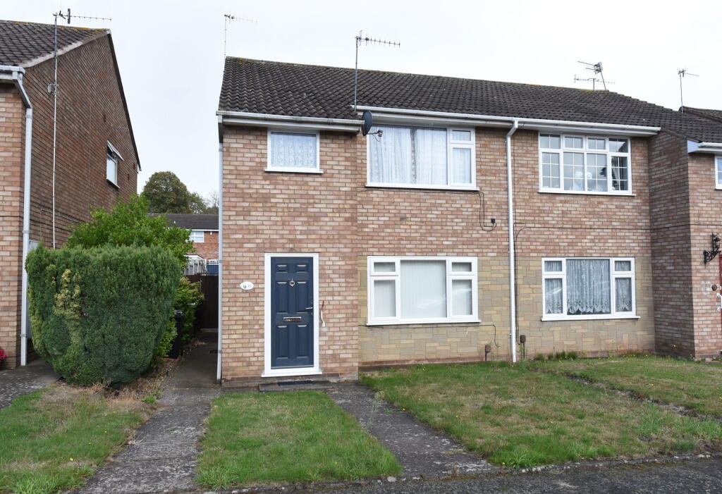 1-bed flat on KINGSWINFORD, Grant Close, £110,000