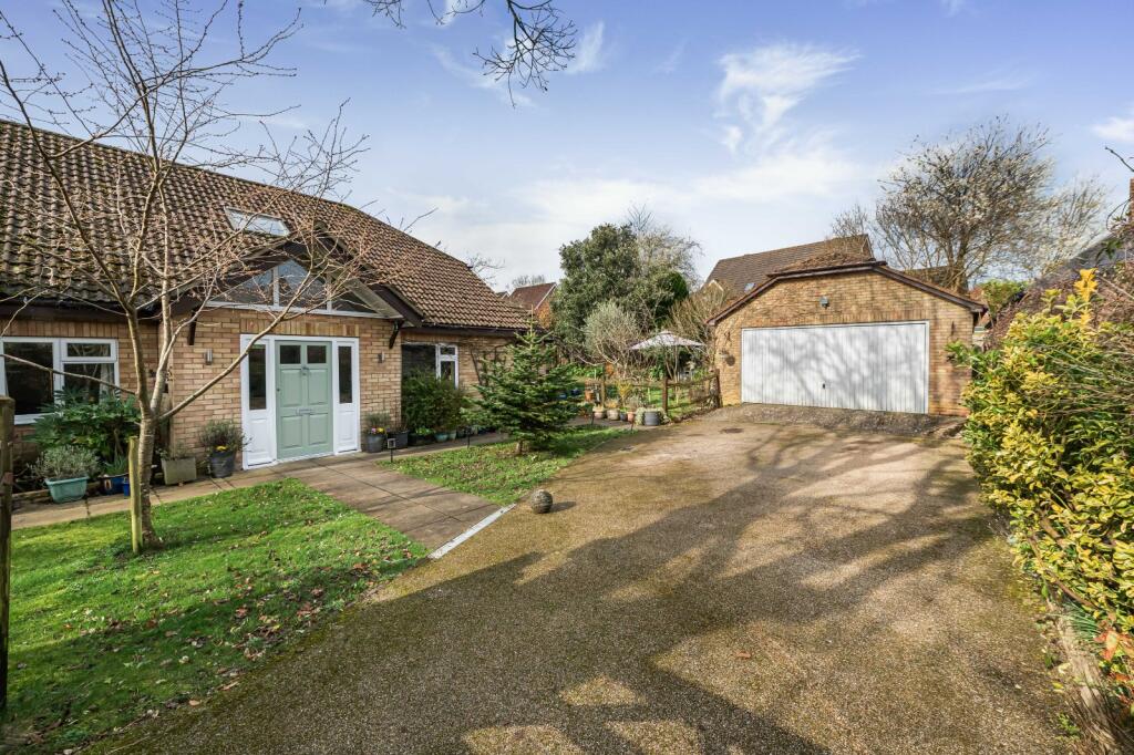 5-bed detached on Blackberry Close, Four Marks, Alton, Hampshire, £825,000