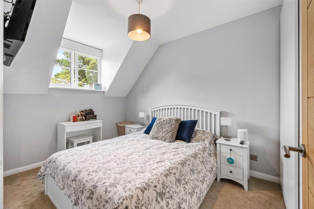 Apartment in London, Hampton - More
