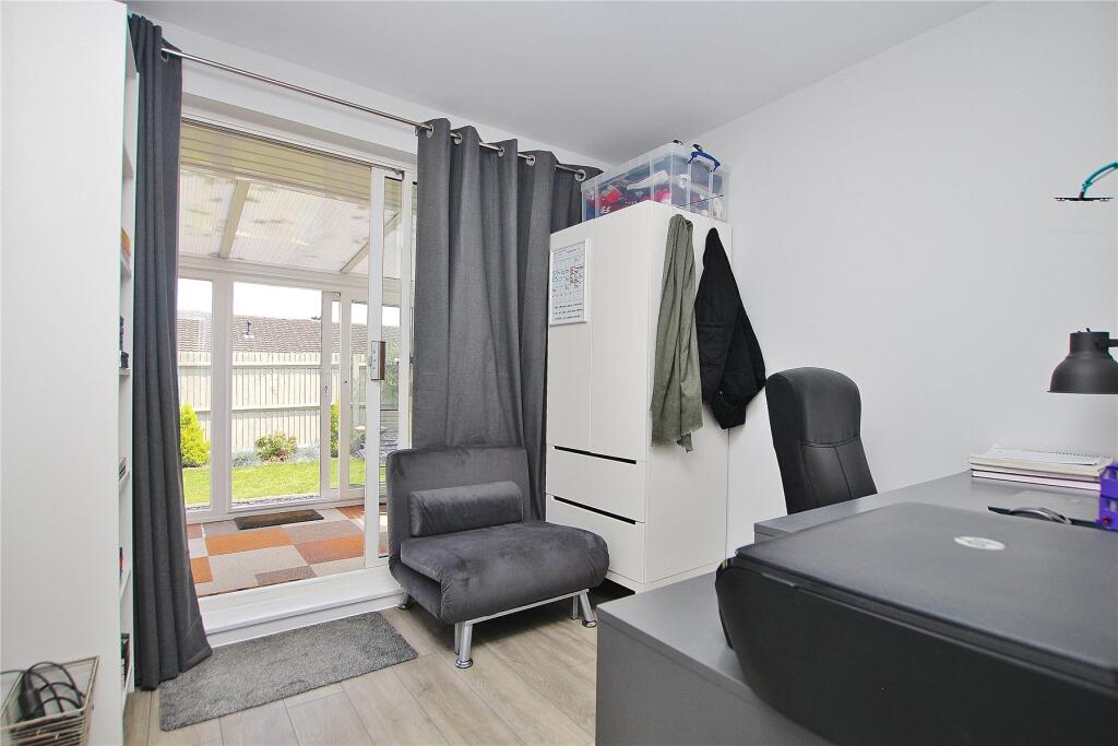 Randolph Close, Knaphill, Woking, Surrey, GU21 photo 4