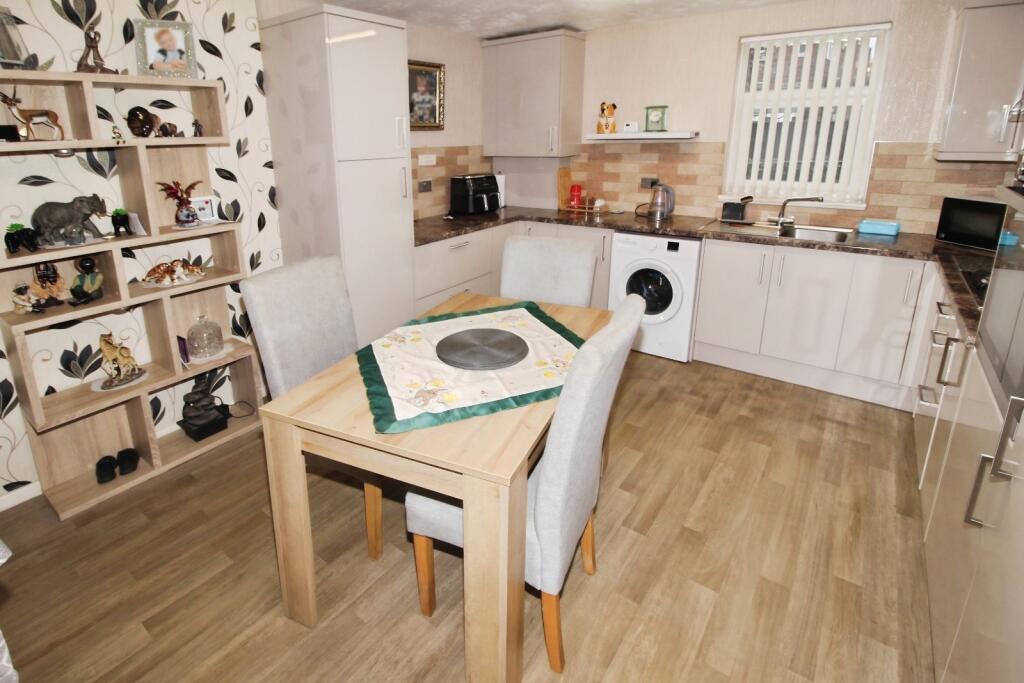 Royal Gardens, Leeds, West Yorkshire, LS10 photo 3