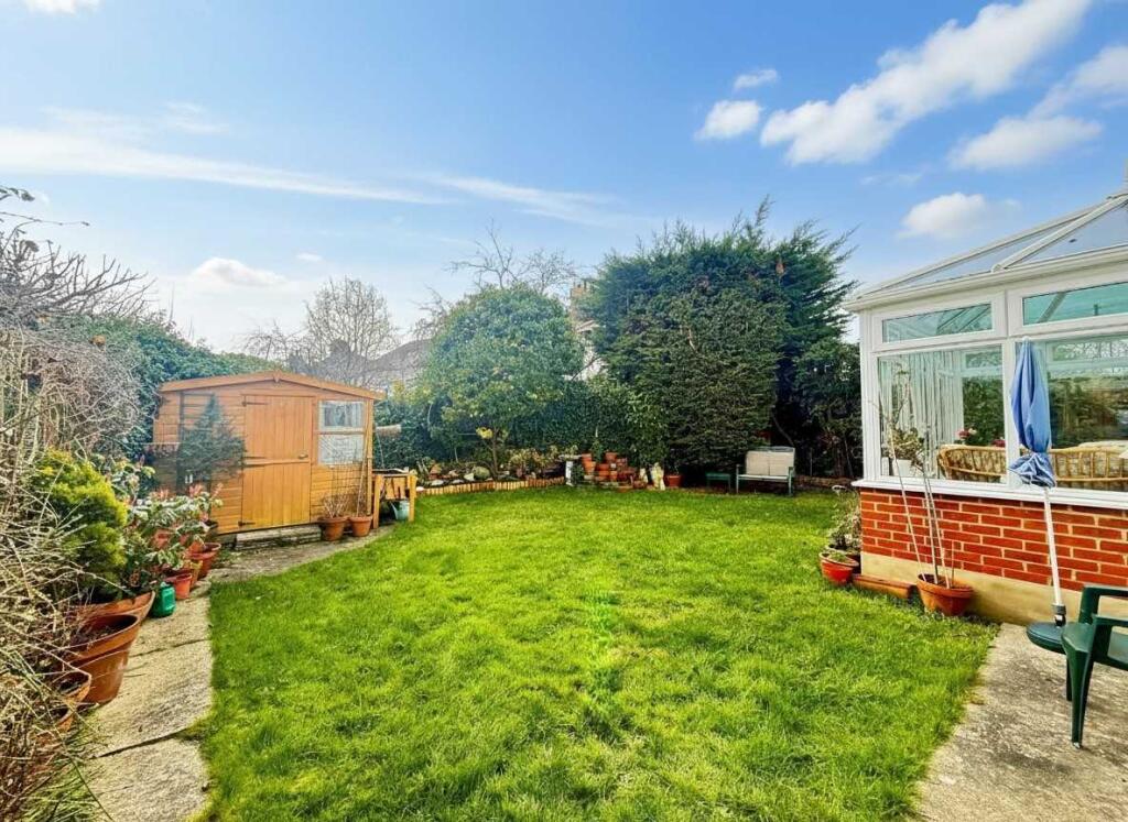 *MARINE ESTATE * Western Road, Leigh on Sea photo 2
