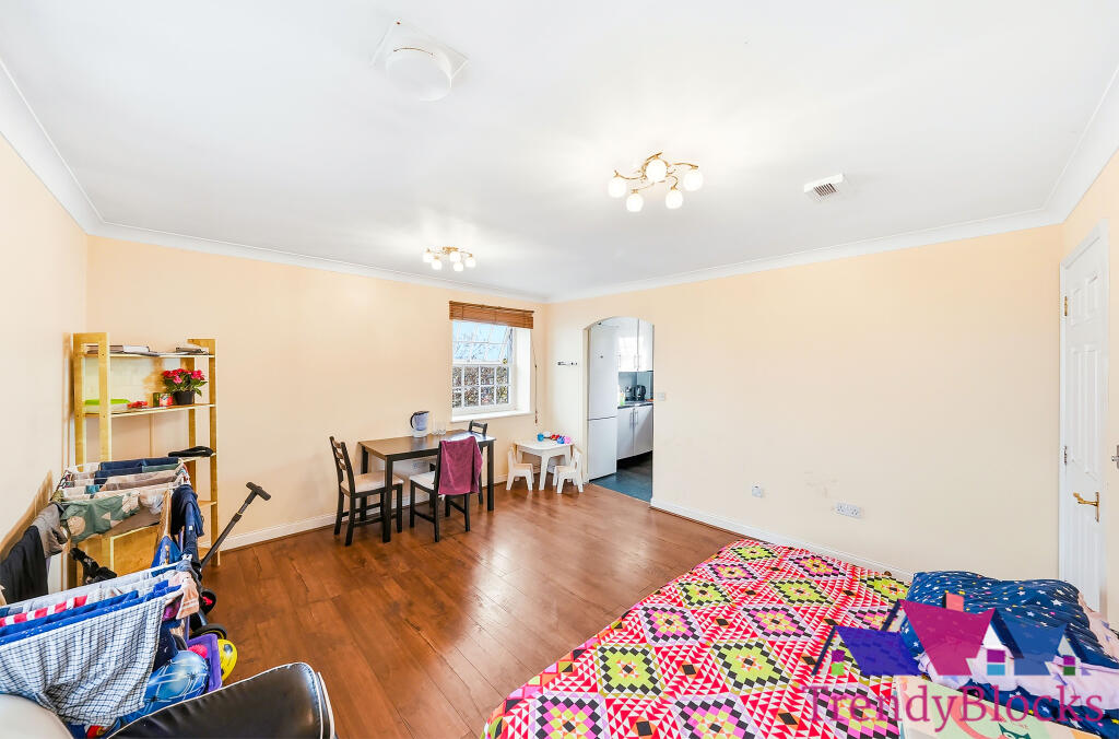 Queensberry Place, London, E12 photo 4