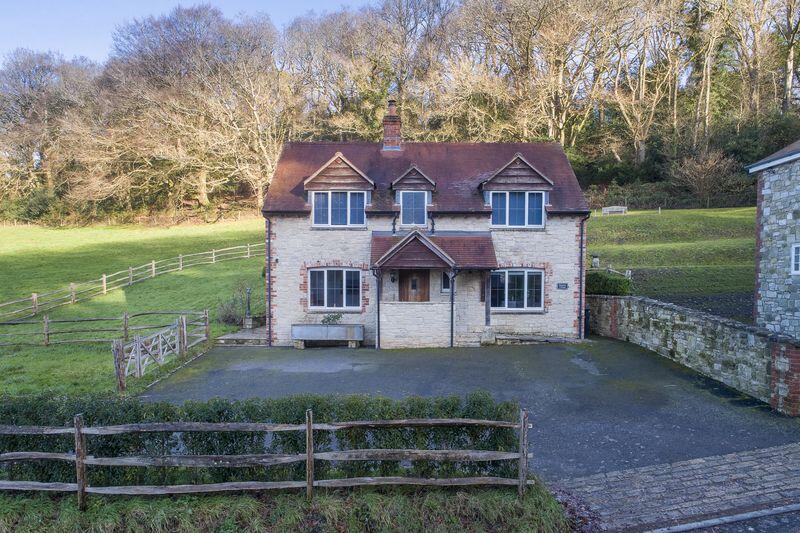 3-bed detached on Sutton Mandeville -  Equestrian with Paddock Over 2 Acres, £825,000