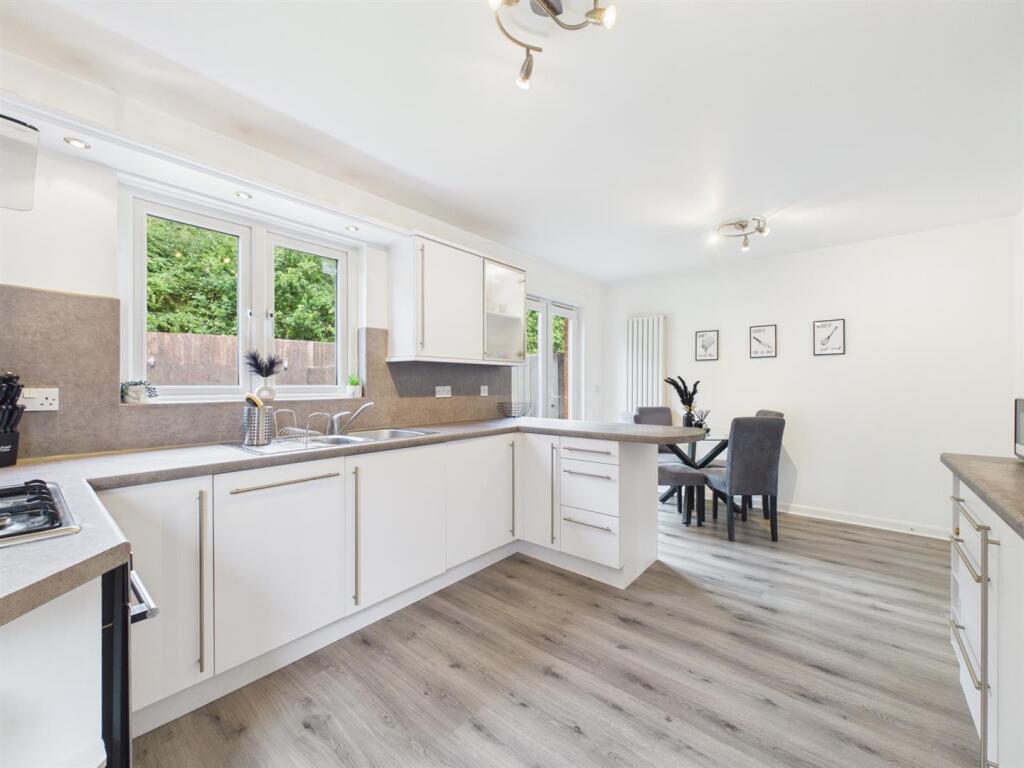 House in Paisley, Shortroods - More