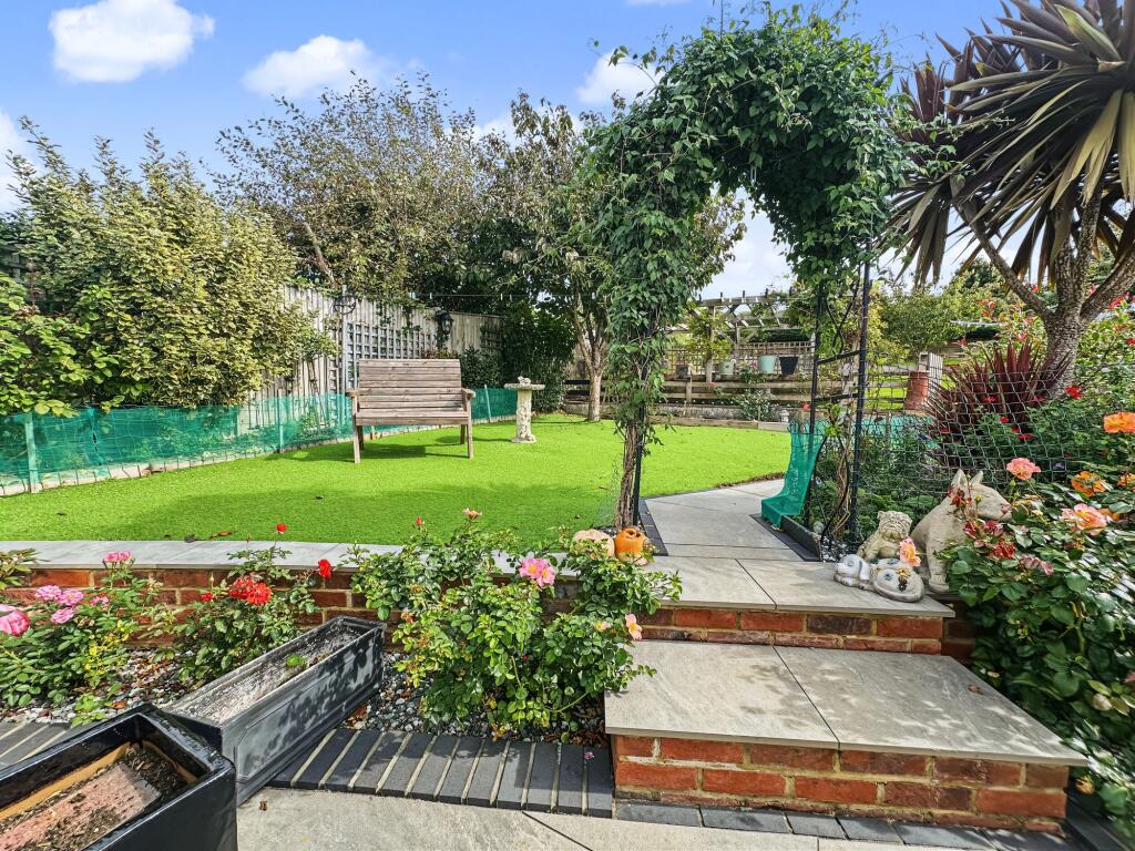 Central Avenue, Telscombe Cliffs, BN10 7LY photo 3