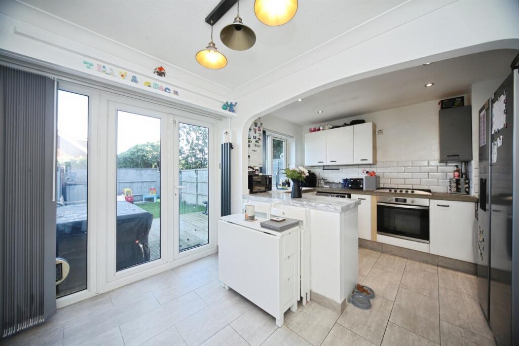 House in Dunstable, Central Bedfordshire - More