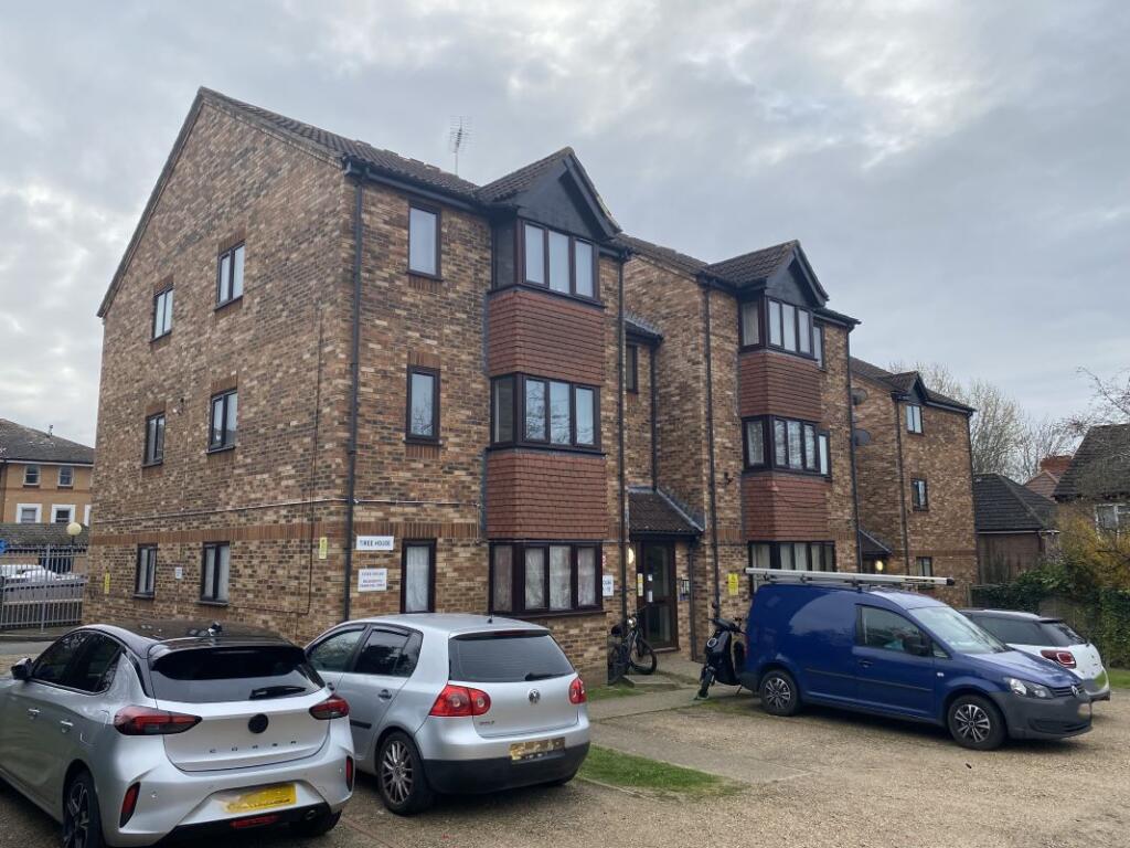 Main image of property: Flat 10 Tiree House, Franklin Avenue, Slough, Berkshire, SL2 1DJ