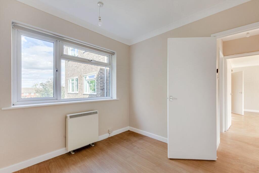 Apartment in London, Albany Park - More